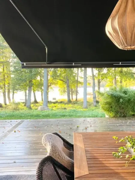 Terrassmarkis August på altan